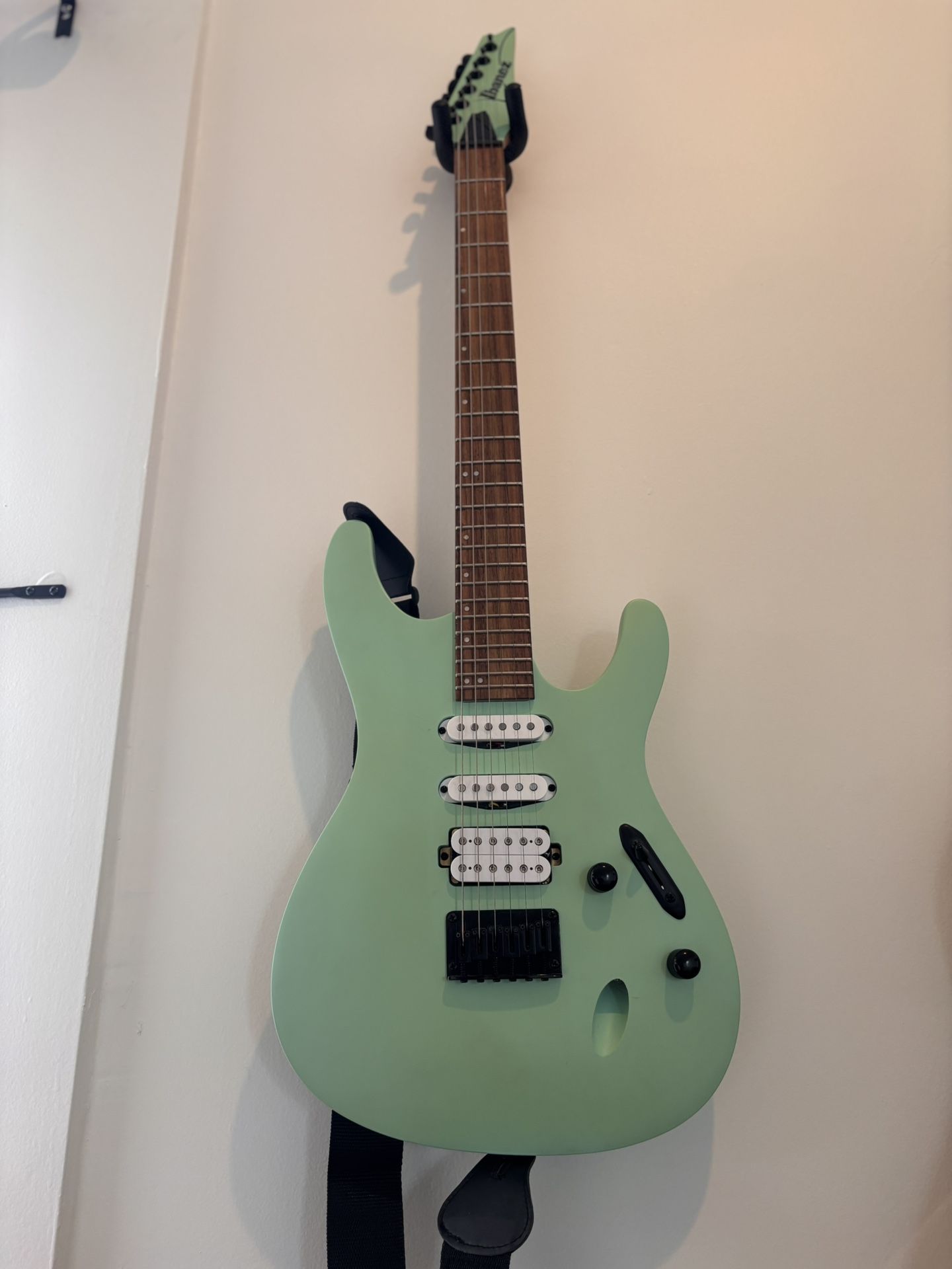 Ibanez Electric Guitar, Like New! NO TRADES!