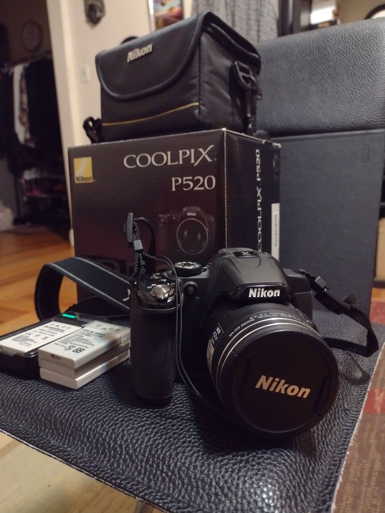 (Looks Like New/No Working ) Nikon**COOLPIX P520 Wide:42x./18.1 M.P./3.2 LCD/Full HD Movie/Lens-Shift VR/Built-in GPS/3- Battery & Kastar Charger.