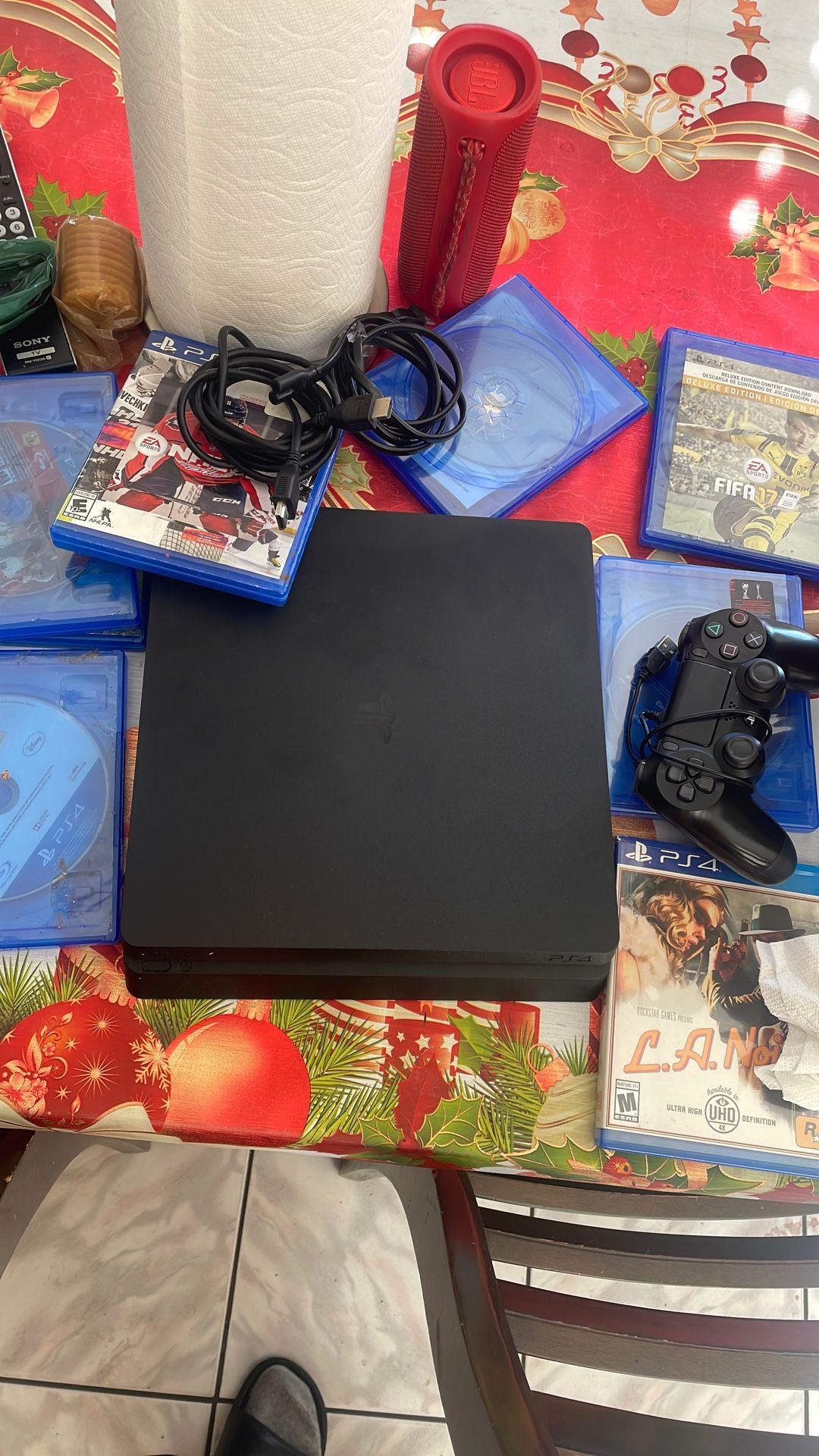 Ps4 Slim Comes With Games & Controller