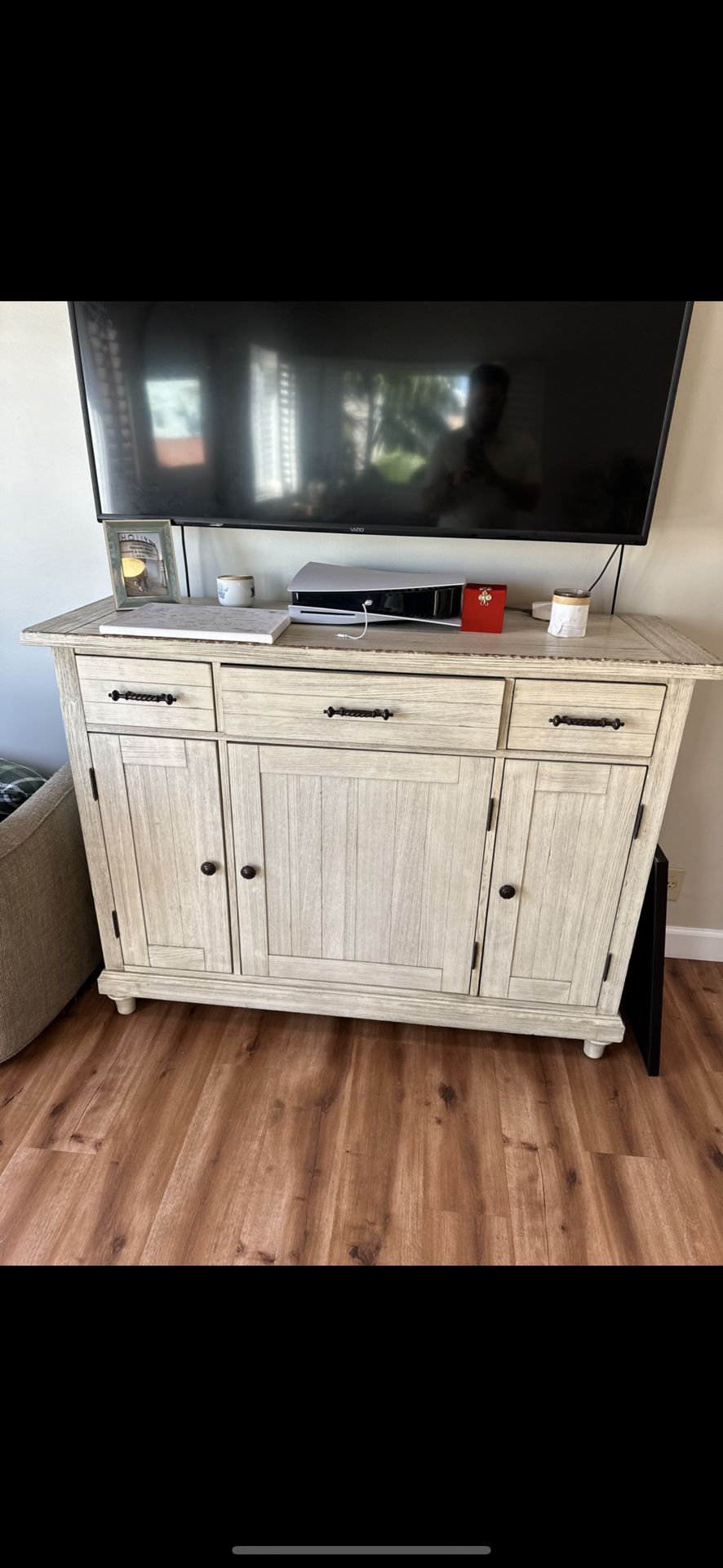 Great Entertainment Center With Tons Of Storage!