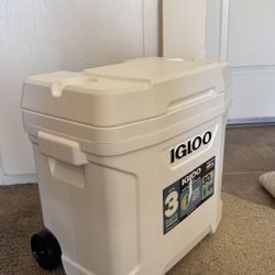 Igloo Rolling Cooler -30qt Keeps Ice 3 Days