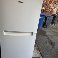Apartment size refrigerator/freezer