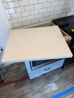 Quartz Counter 31.5” wide x 26” deep