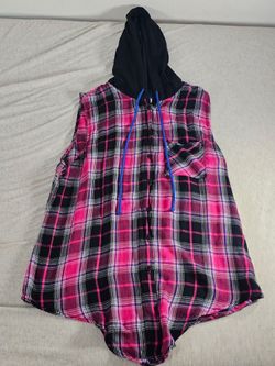 No boundaries Sleeveless flannel patterned top with a hoodie