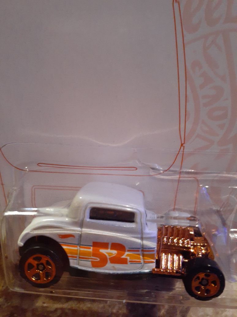 1932 OLD SCHOOL FORD WHITE ON WHITE WITH BRONZE COLOR MOTOR AND WHEELS BY HOTWHEELS
