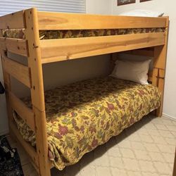 Bunkbed or two twin beds with mattresses