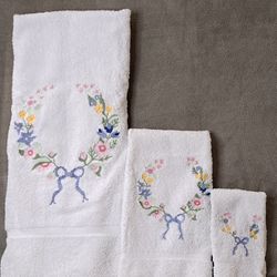 VTG 3 Pc Royal Velvet Fieldcrest Floral Embroidered Bath, Fingertip& Hand  Towels for Sale in Jupiter, FL - OfferUp