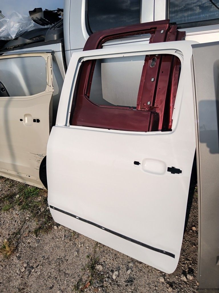 Driver Side Rear Door For 2014 To 2019 Chevrolet