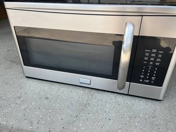 Frigidaire Built-In Microwave (Like New) 