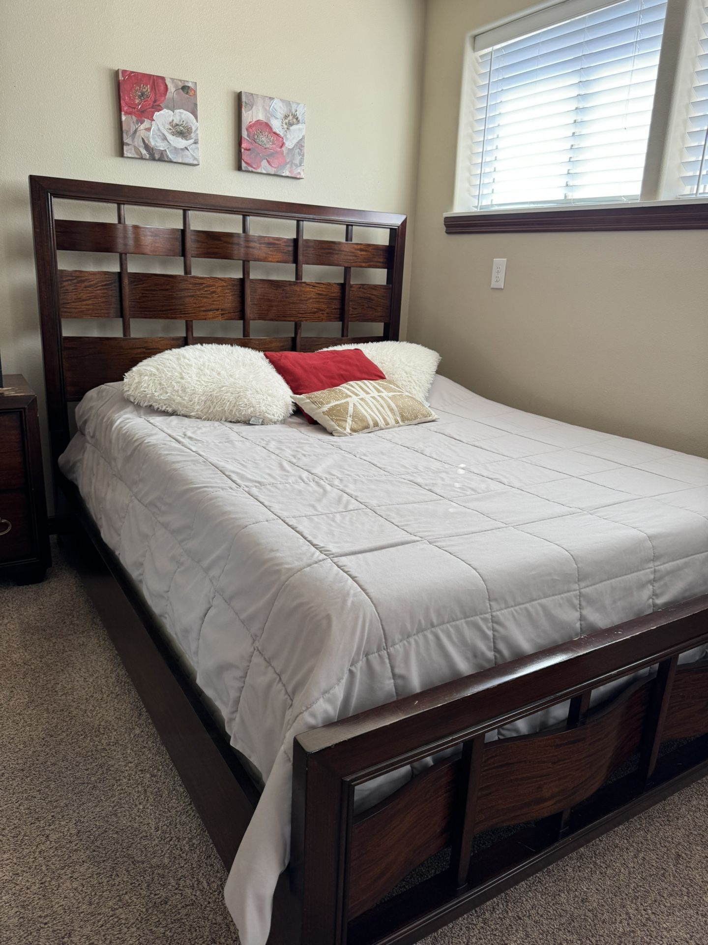 bedroom set(mattress included)