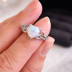 Beautiful Women's opal Ring with silver band size 7 💍