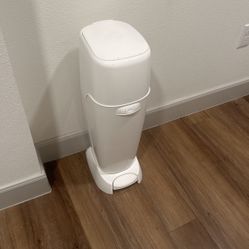 Diaper Genie Complete trash 