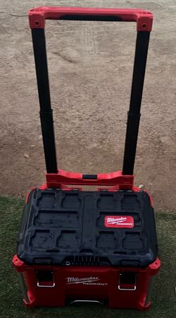 Milwaukee rolling tool box