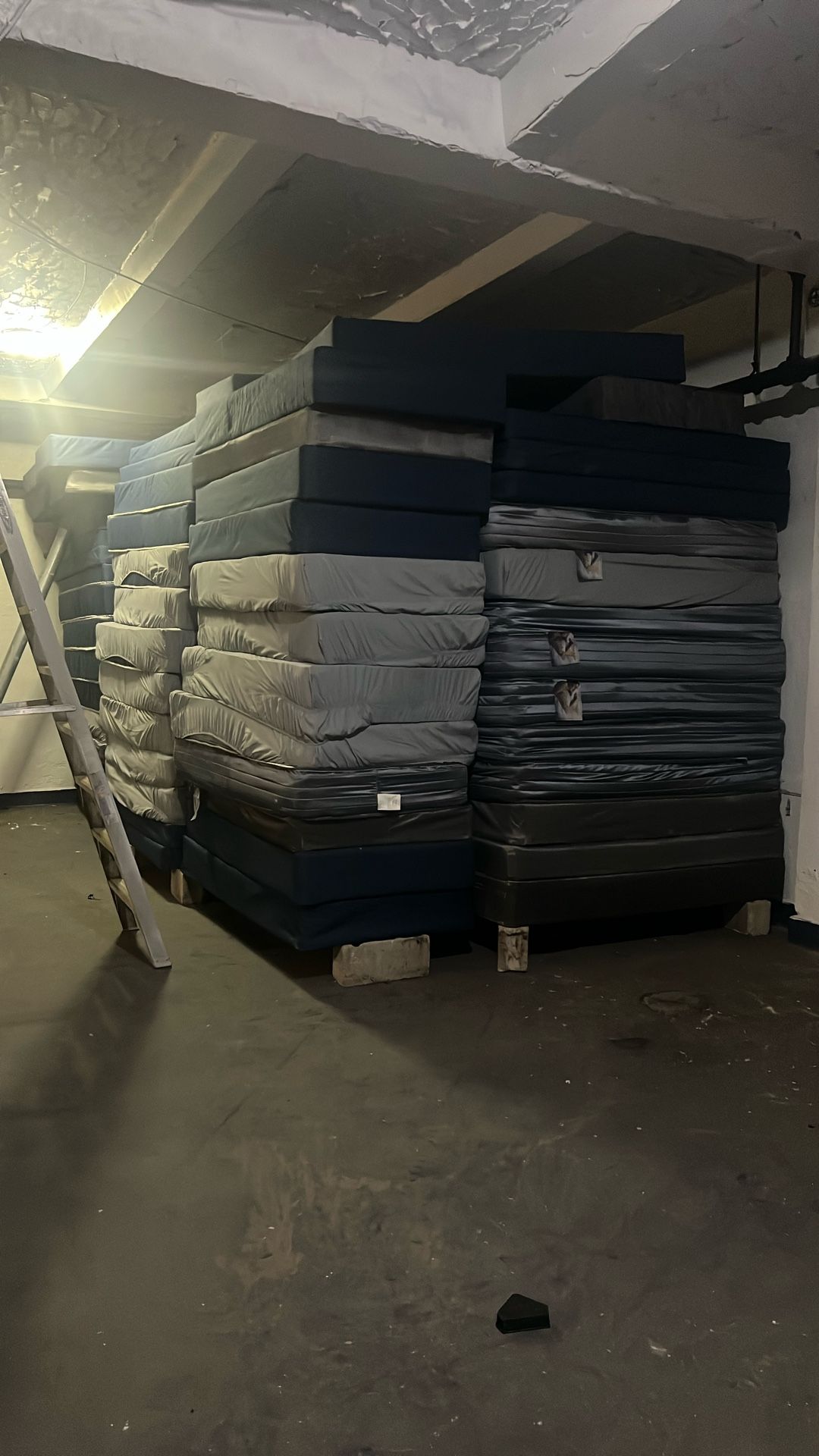 120 Twin Bed Sets. Mattress, Spring Boxes And Metal Frames Sets