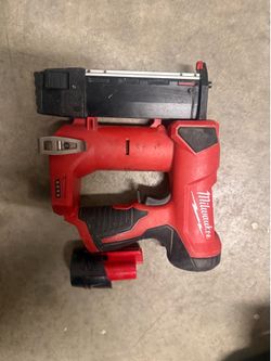 Milwaukee tool with battery staple