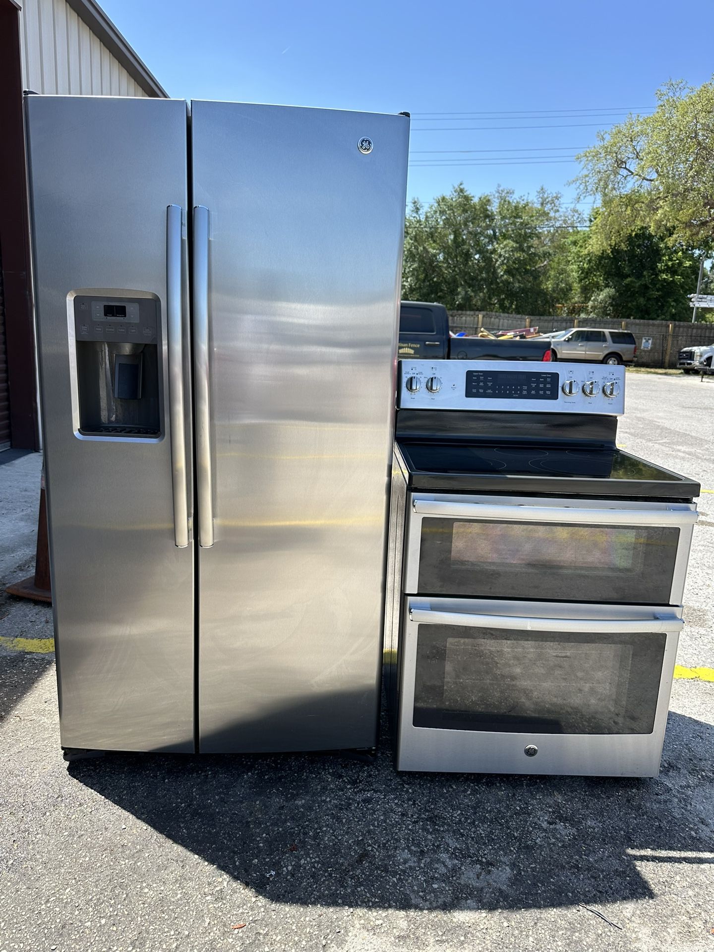 GE Refrigerador And Stove Match