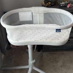 HALO BassiNest Swivel Sleeper 3.0 Baby Bassinet - Gray