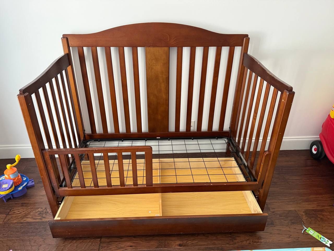 4 In 1  CRIB TODDLER BED 