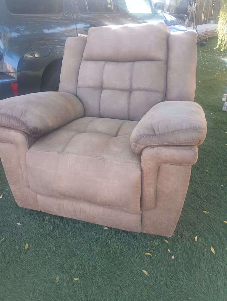 Sofa  Eselente Condisines 