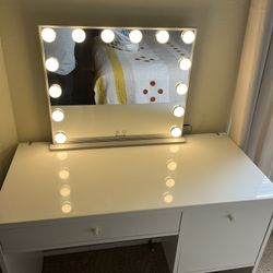 Vanity Set With Lights Bright White And Dim Yellow 