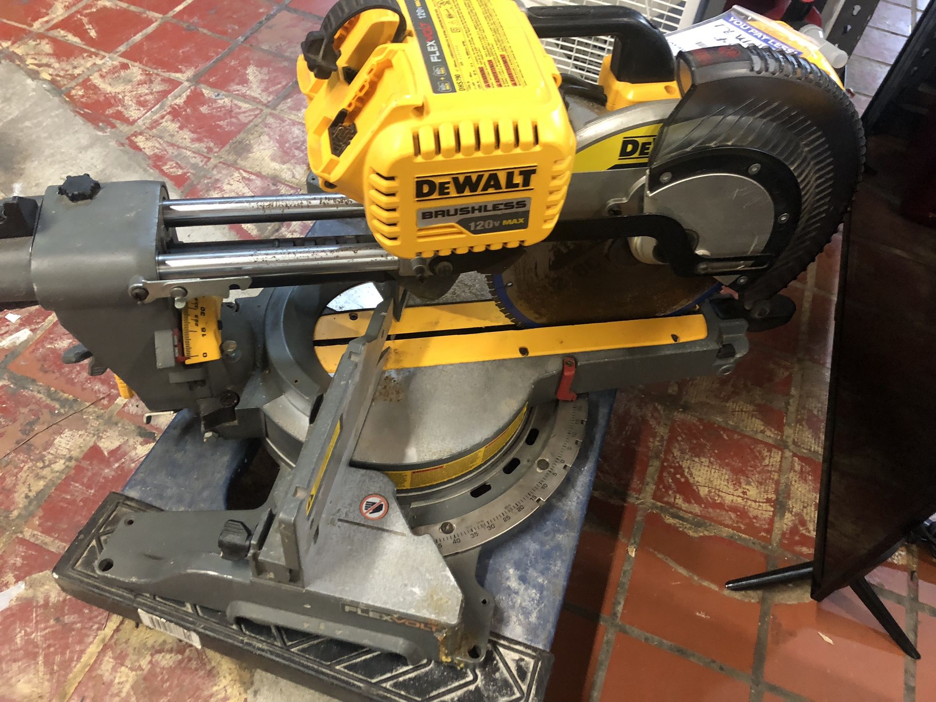 DEWALT DOUBLE BEVEL MITER SAW