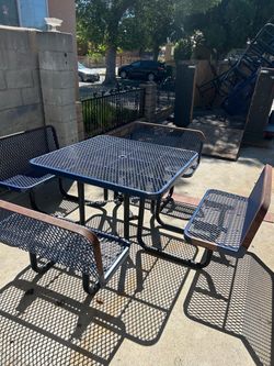 Picnic table
