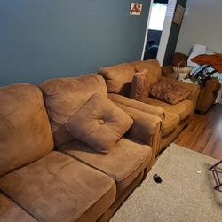  5 Peice Beautiful  Furniture Set  Must Go Today I'm Home And Added New Pictures .. Please  Contact Me Soon  For This Deal