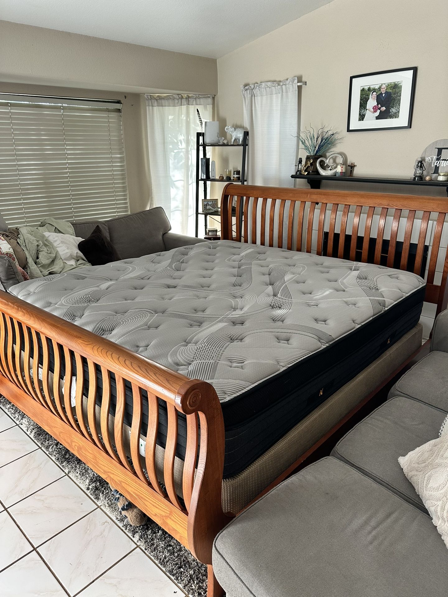 Eastern King Bed / Mattress / Cama / California king / Bedroom