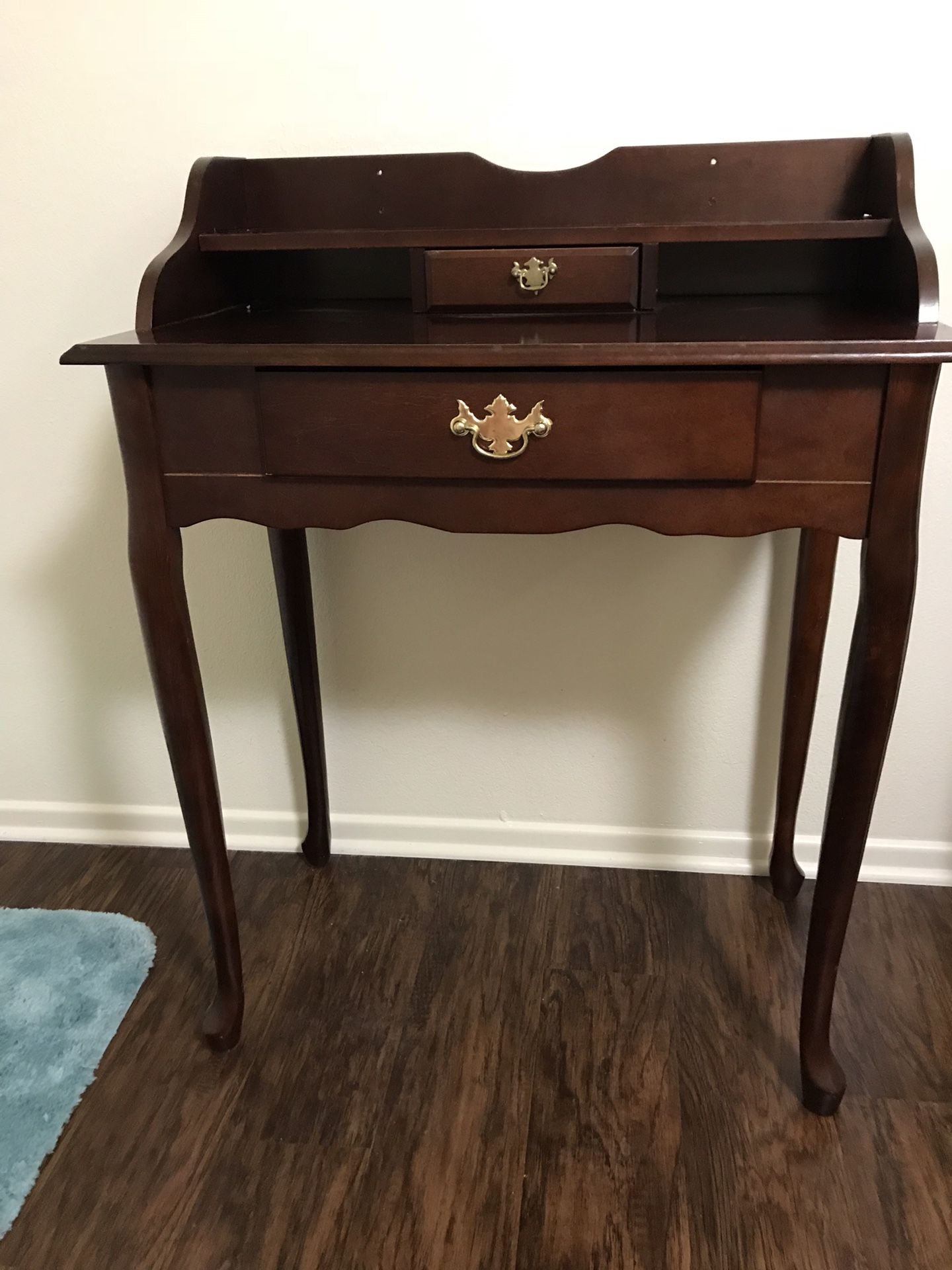 Small desk/vanity in excellent condition. Moving and cannot take it with me