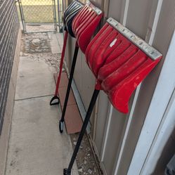 Various Snow Shovels No deliveries Price Is For All 3 Shovels