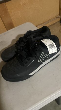 New Men Tennis Size 9 1/2 