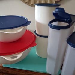 Six pieces of Tupperware
