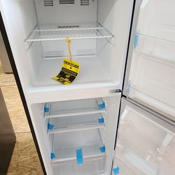 BRAND NEW Vissani
10.1 cu. ft. Top Freezer Refrigerator in Black Garage Ready