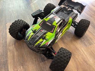 Arrma Kraton 8s w/2X batteries and Remote | 1/5th Scale Truggy RTR
