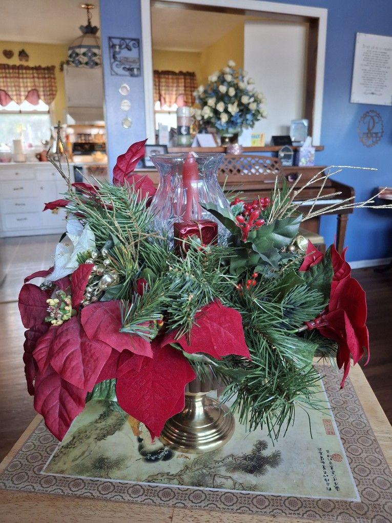BEAUTIFUL Center PIECE  For The Holidays  Has A Glass  CANDLE HOLDER  GREAT CONDITION 