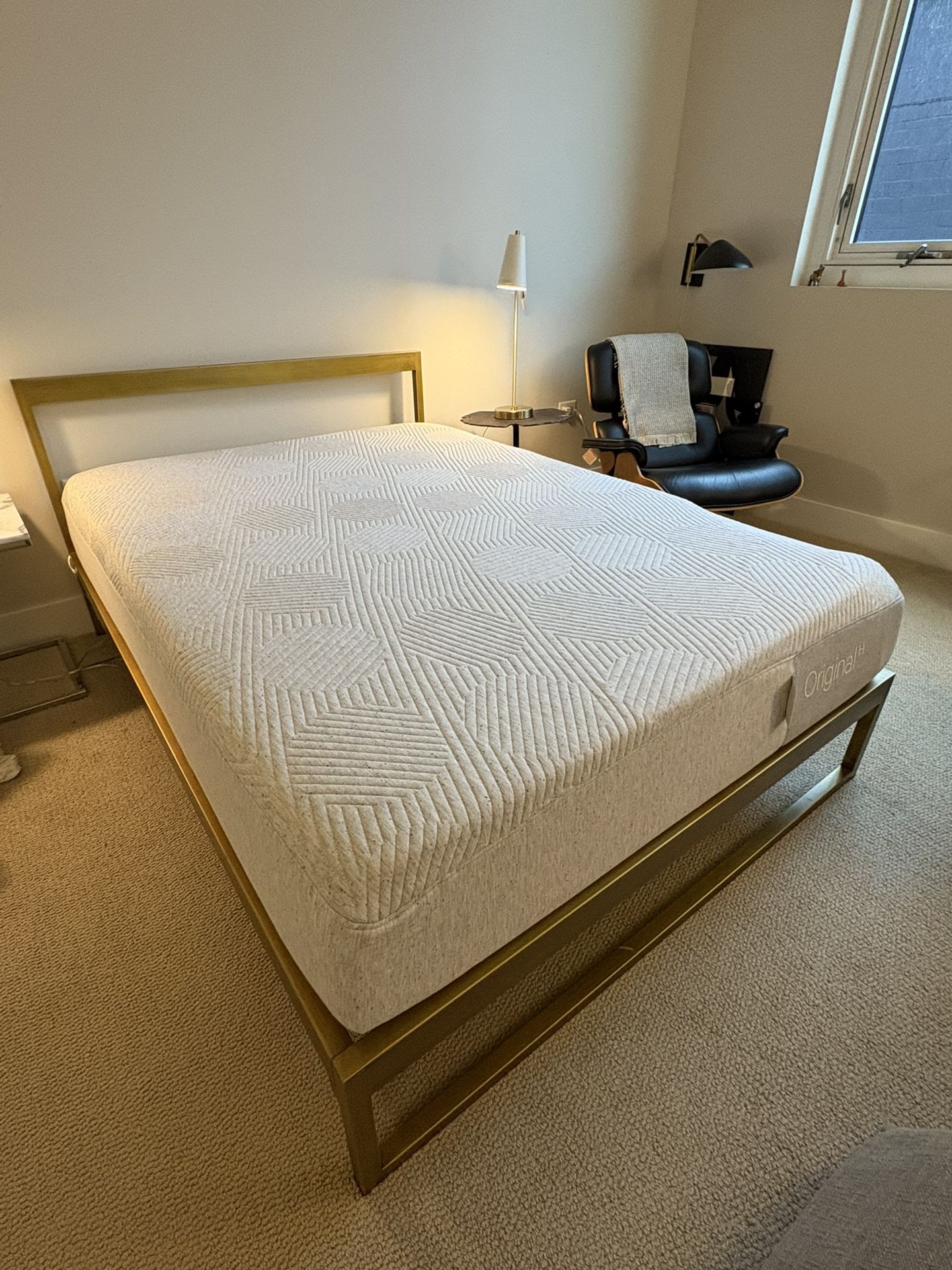 Like New FULL SIZE CASPER MATTRESS + Frame