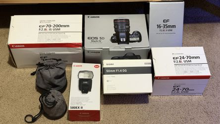 Canon 5D Mark IV Bundle like new Super low SHutter count