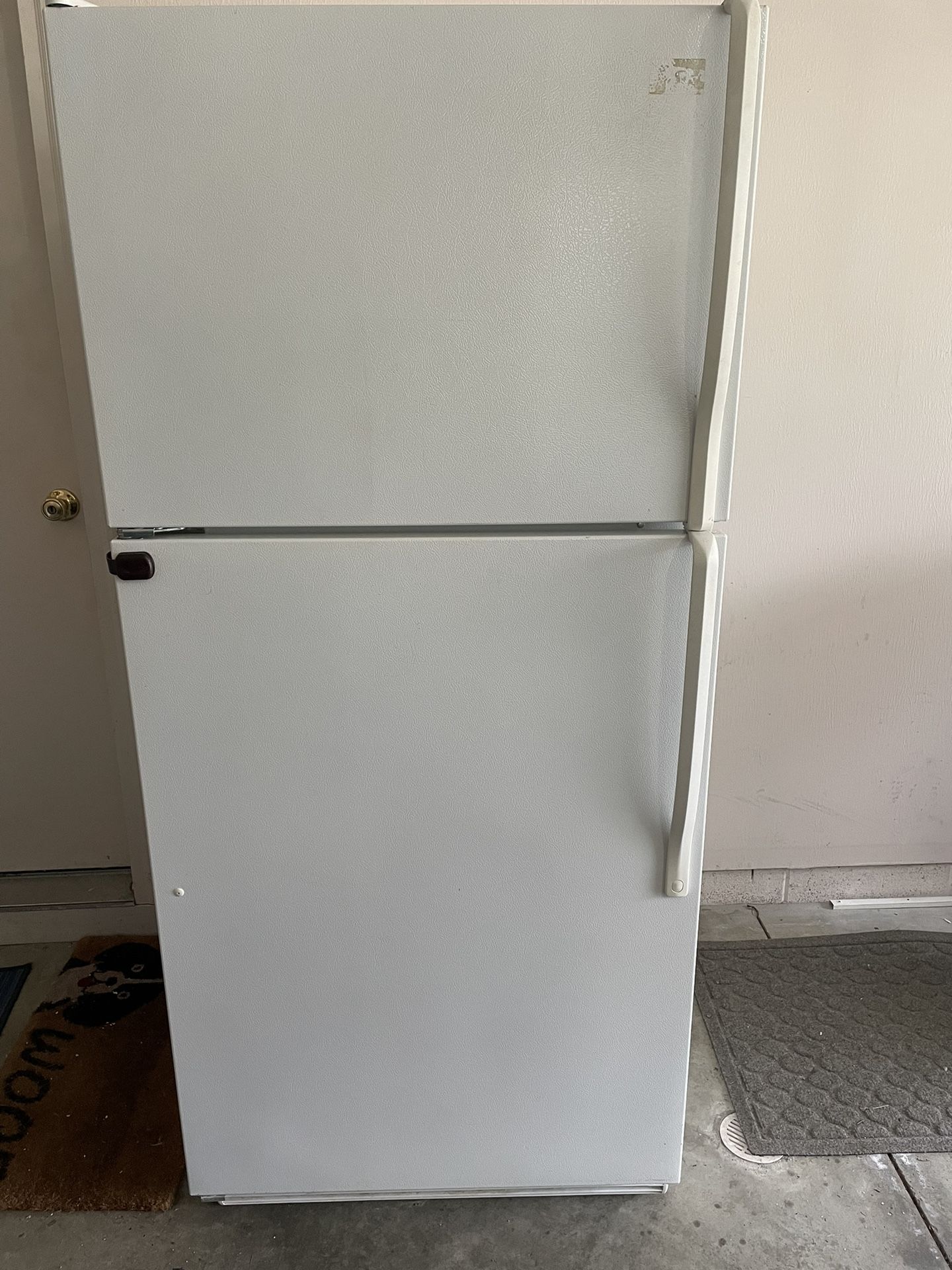 ROPER 18.2 Cubic Foot 30”W  White Refrigerator 