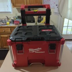 Milwaukee PACKOUT 22 in. Tool Box
