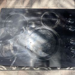 GE 30in Electric Cooktop (Glass Cracked)