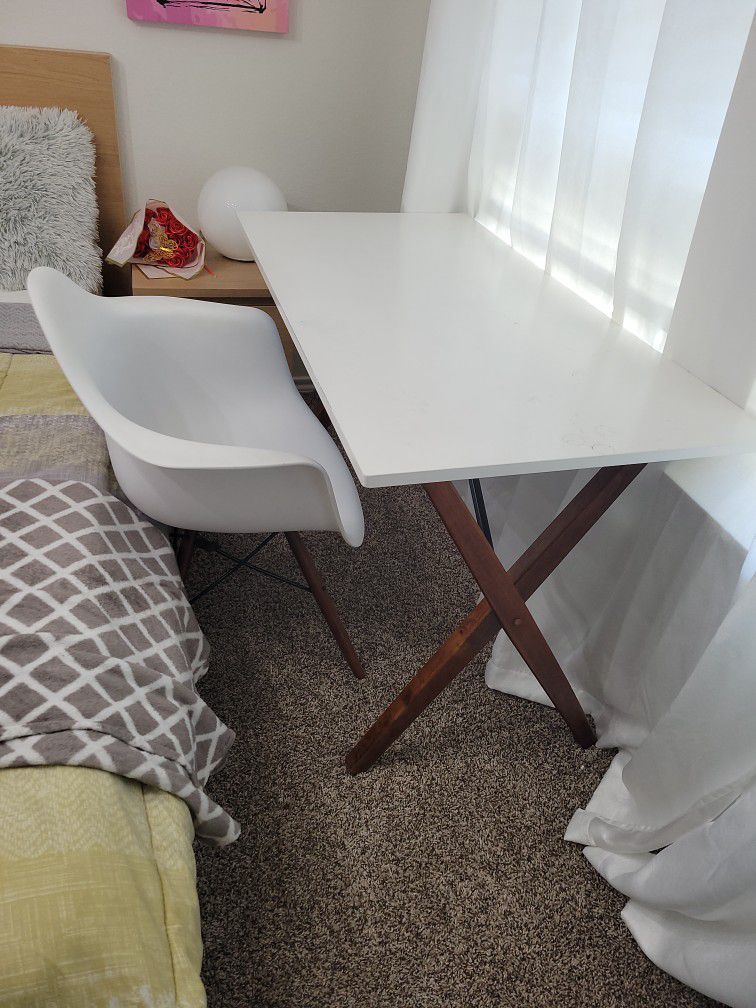 Used White Office Table And Chair