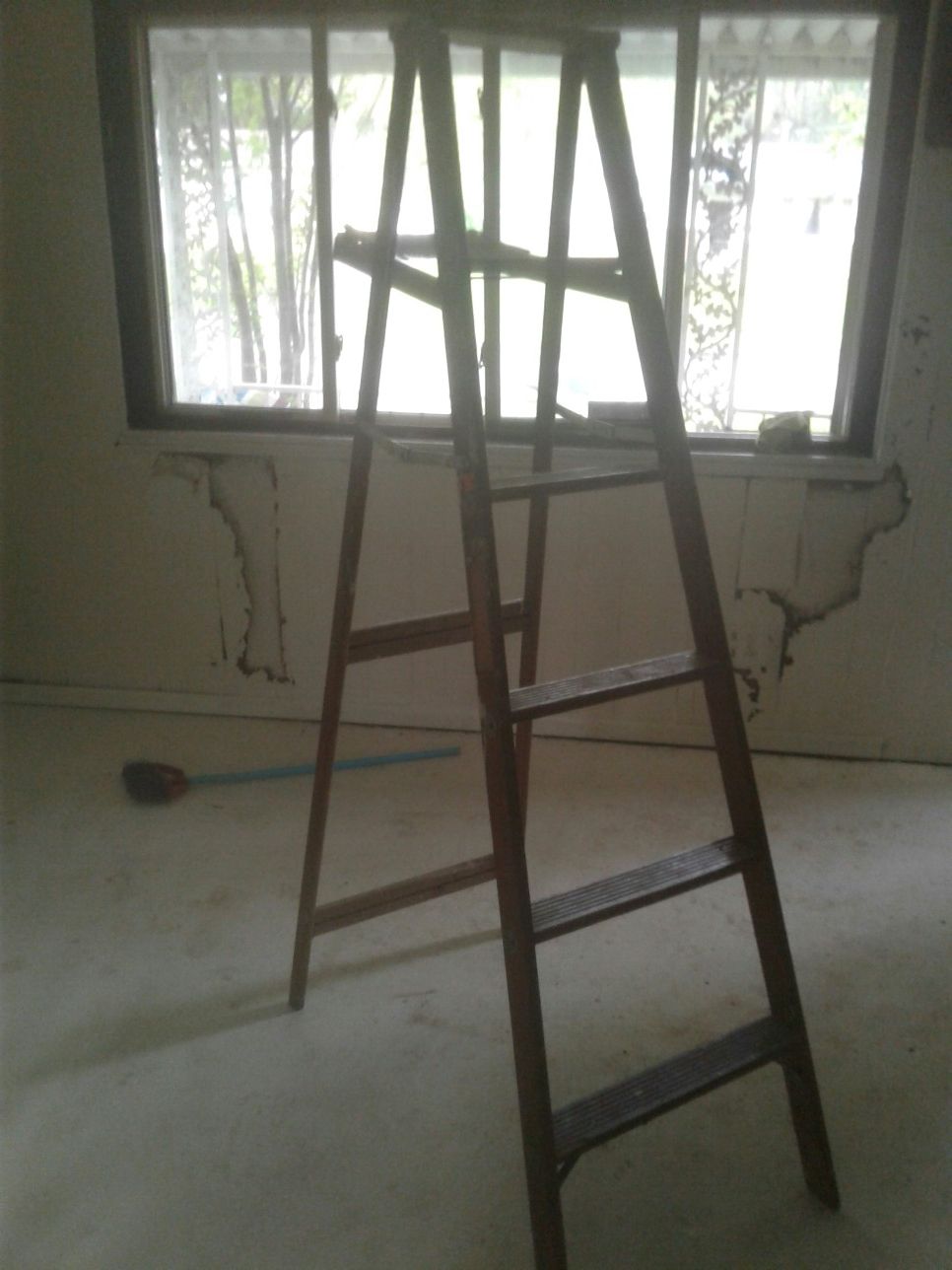 Self stand ladder