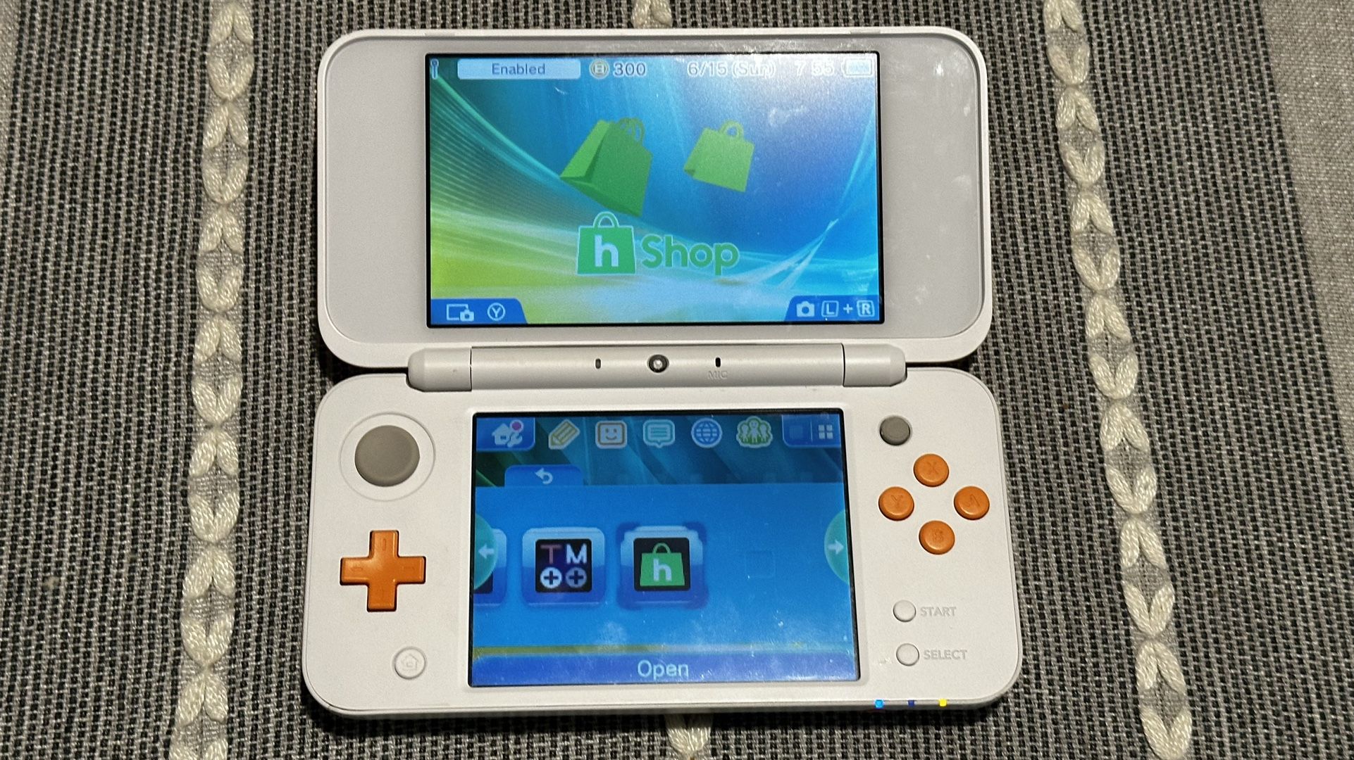 Modded 2DS XL White and Orange