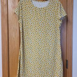 No Boundaries Short Sleeve Dress. Size Large (11-13). Sunflowers