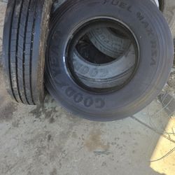 11R 22.5 Tires