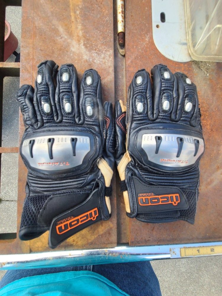 Motorcycle gloves
