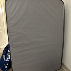 Mattress - Like New! Only 2 weeks of use  Colchón Queen- ¡Como Nuevo! Solo 2 semanas de uso