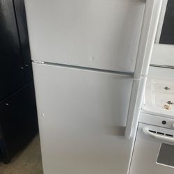 G.E APARTMENT SIZE REFRIGERATOR 