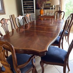 Dining Room Table & 8 Chairs With 2 Leaves 