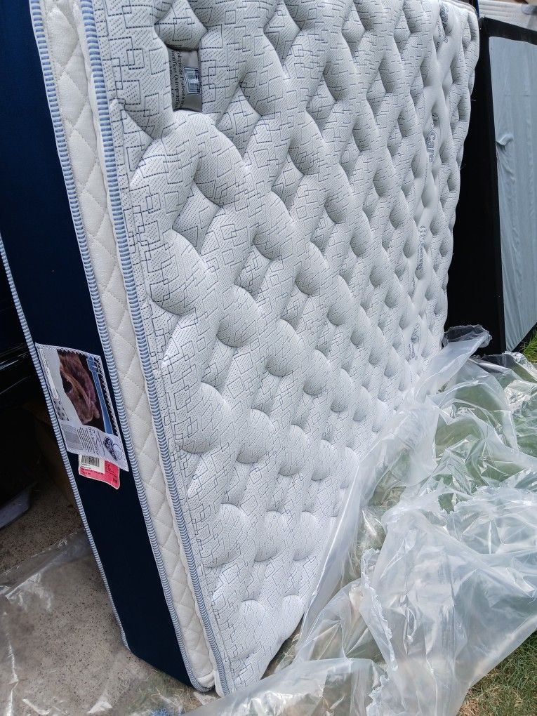 QUEEN SIZE PILLOWTOP MATTRESS BY ITSELF